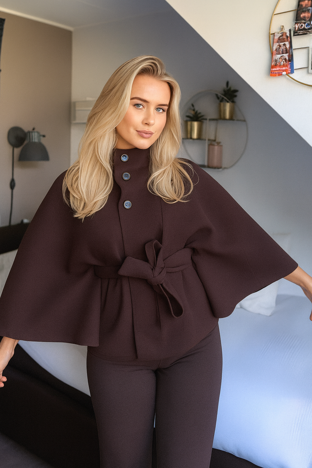 Cappotto Autunnale Donna a Mantella – Collo Alto e Cintura in Vita