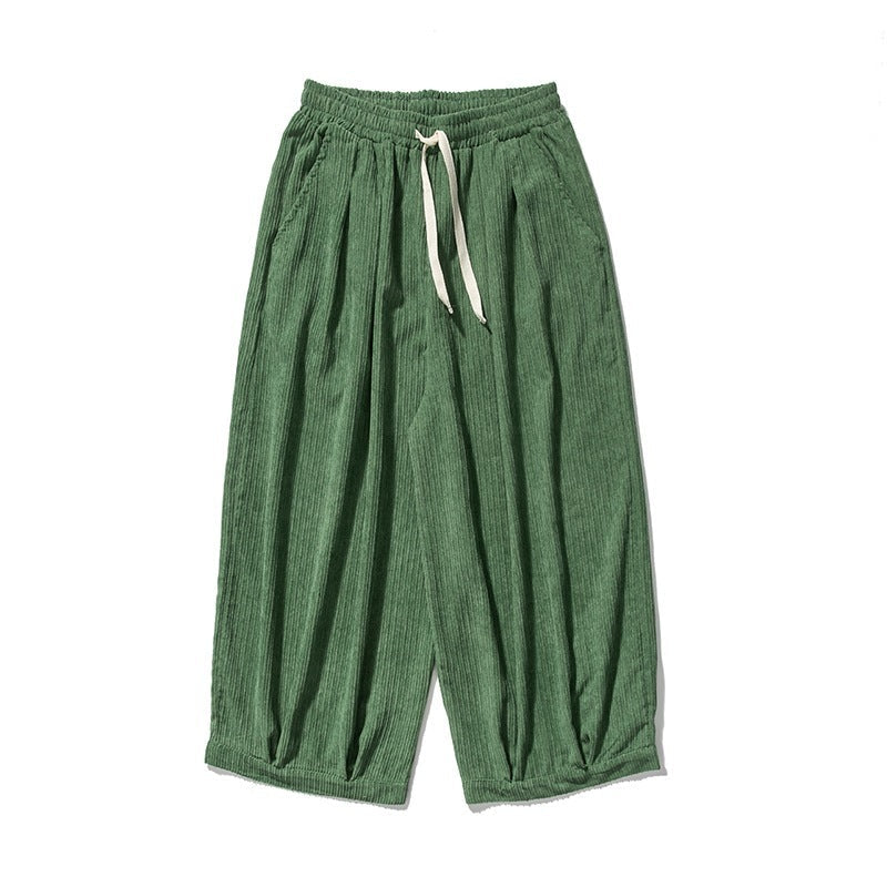 Pantaloni larghi verdi in lino, con elastico in vita e laccio bianco, stile casual estivo. Ideali per moda uomo e donna, comfort e traspirabilità.