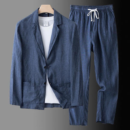 Completo casual in lino blu, composto da giacca e pantaloni con coulisse, abbinato a t-shirt bianca. Abbigliamento estivo elegante e confortevole.