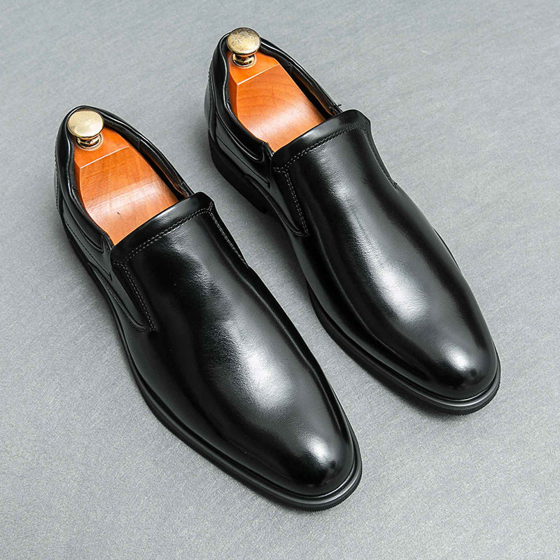 Scarpe eleganti nere in pelle lucida da uomo, modello slip-on, con tendiscarpe in legno. Ideali per abbigliamento formale e cerimonie.