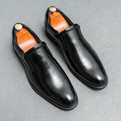Scarpe eleganti nere in pelle lucida da uomo, modello slip-on, con tendiscarpe in legno. Ideali per abbigliamento formale e cerimonie.