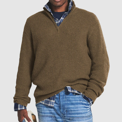 Maglione marrone a coste con zip, indossato sopra camicia a quadri blu e jeans. Moda uomo casual, abbigliamento autunnale, stile confortevole.