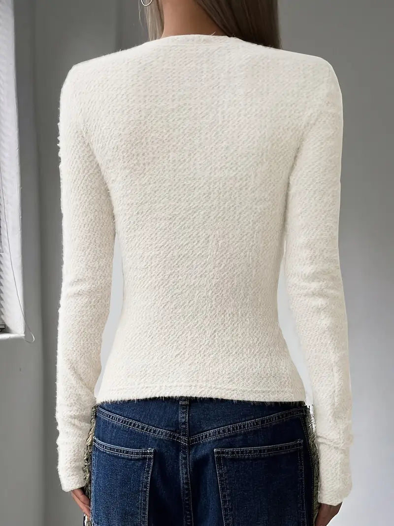 Donna di spalle indossa maglione bianco a maniche lunghe e jeans blu. Moda autunnale, abbigliamento casual elegante, tessuto morbido.