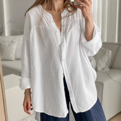 Camisa de mujer blanca de manga larga con cuello mao y cintura con cinturón