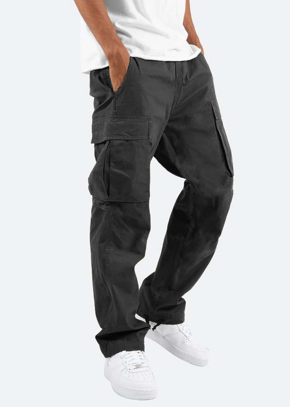 Pantaloni cargo neri da uomo, tasche multiple, stile casual, abbinati a scarpe bianche e maglietta bianca. Moda urbana, abbigliamento comodo.