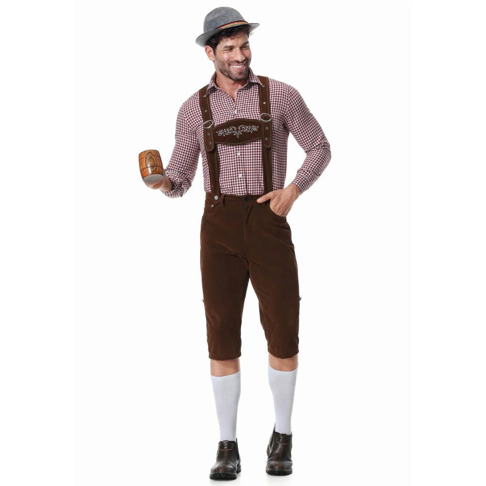 Uomo in abbigliamento tradizionale bavarese con camicia a quadri, lederhosen marroni, calze bianche, cappello grigio e boccale di birra.