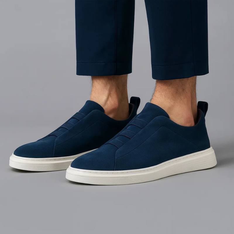 Herresneakers i kunstigt ruskind med elastiske snørebånd i ring og polstret indersål – Gummisål