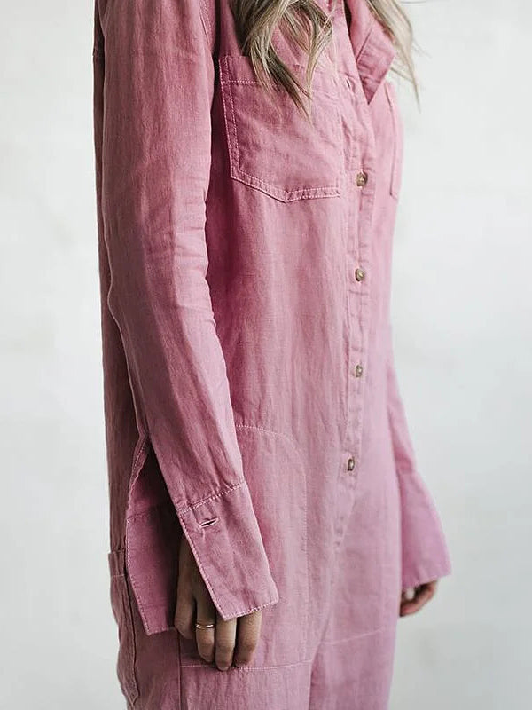 Camicia lunga rosa in lino, maniche lunghe, bottoni frontali, taschino sul petto, stile casual elegante, moda donna primavera estate.