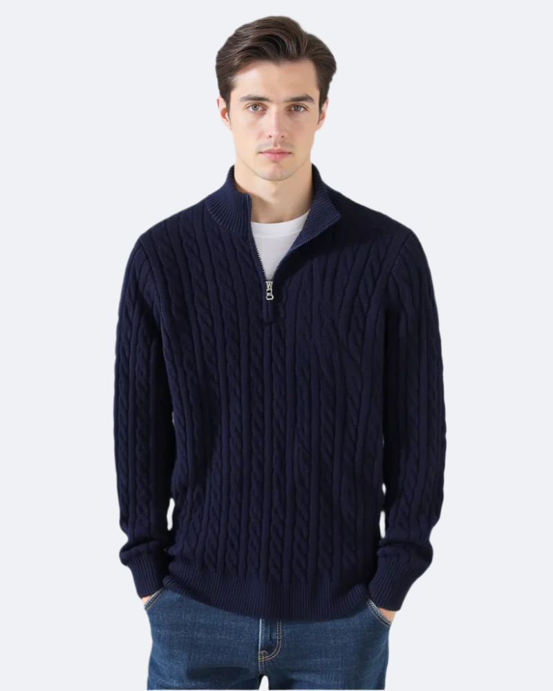 Maglione uomo blu navy con zip, lavorazione a trecce, indossato su jeans. Moda maschile, abbigliamento invernale elegante e casual.