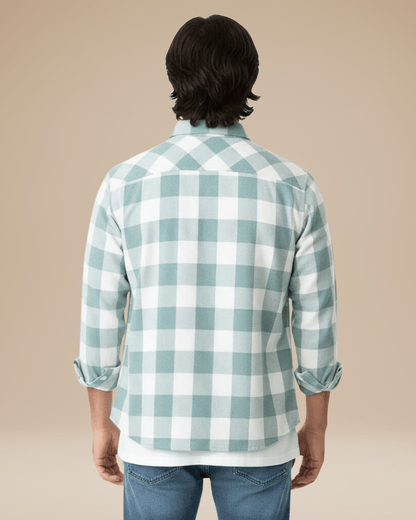 Camisa de hombre a cuadros con botones, corte cómodo, cuello con solapas y mangas largas.