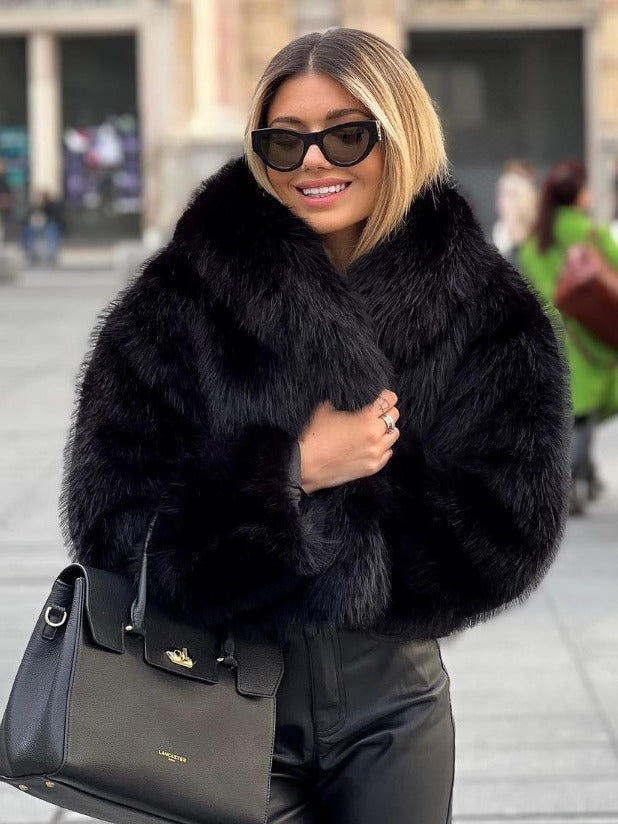 Donna con cappotto di pelliccia nero, occhiali da sole e borsa di lusso nera in città. Moda invernale elegante, look sofisticato.