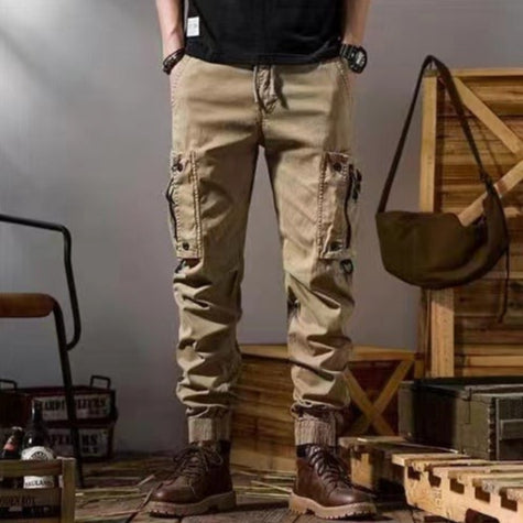 Pantaloni cargo beige da uomo, stile casual, con tasche multiple. Indossati con stivali marroni, perfetti per look urbano e outdoor.