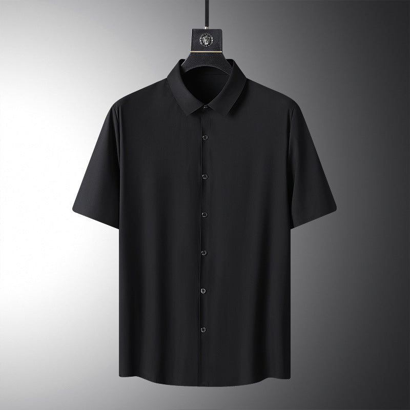 Camicia nera a maniche corte, elegante e minimalista, appesa su gruccia. Ideale per moda uomo, abbigliamento casual o formale.