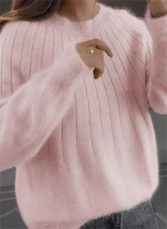 Maglione rosa in lana morbida, design a coste, indossato da una donna. Moda autunnale, abbigliamento casual, tendenza maglieria femminile.