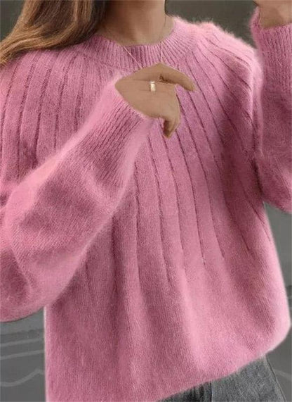 Maglione rosa in lana morbida a coste, indossato da una donna. Moda autunnale, abbigliamento casual, stile confortevole ed elegante.