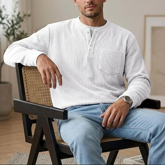 Camisa henley de hombre acanalada con cuello abotonado, bolsillo en el pecho y mangas largas.