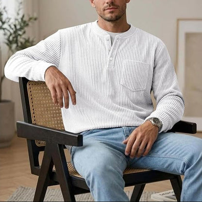 Camisa henley de hombre acanalada con cuello abotonado, bolsillo en el pecho y mangas largas.