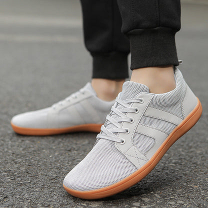 Sneakers til mænd med flyknit, bred pasform, flad sål og åndbart meshdesign.