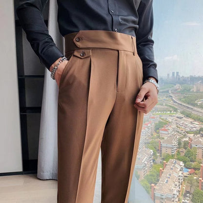 Uomo in camicia nera e pantaloni marroni eleganti con bottoni, vista panoramica della città dalla finestra. Moda maschile, abbigliamento formale.