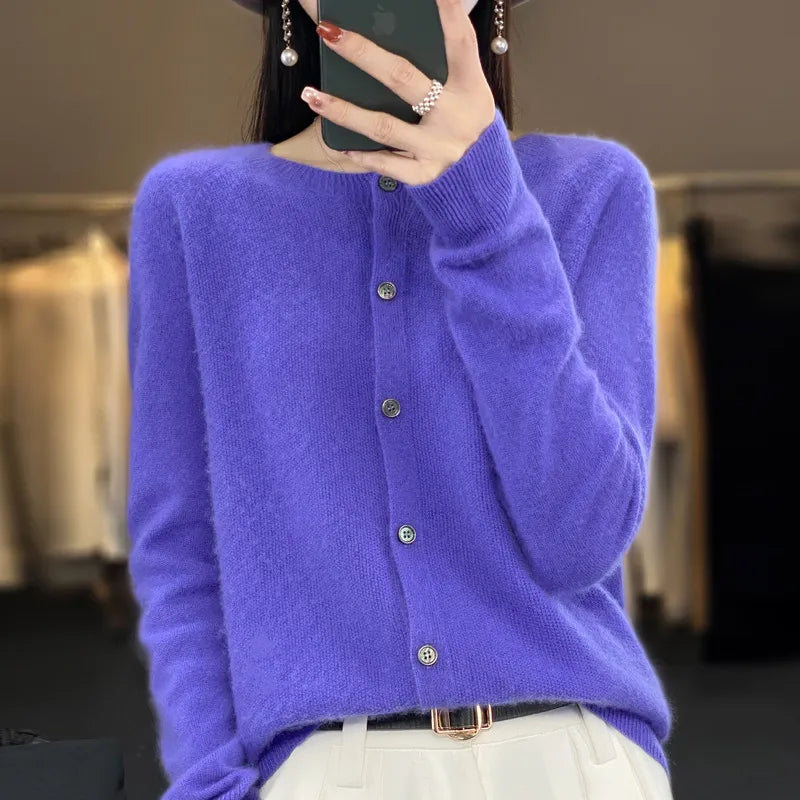 Donna con cardigan viola in cashmere, bottoni frontali, pantaloni bianchi. Moda autunno, abbigliamento elegante, tendenze 2023.