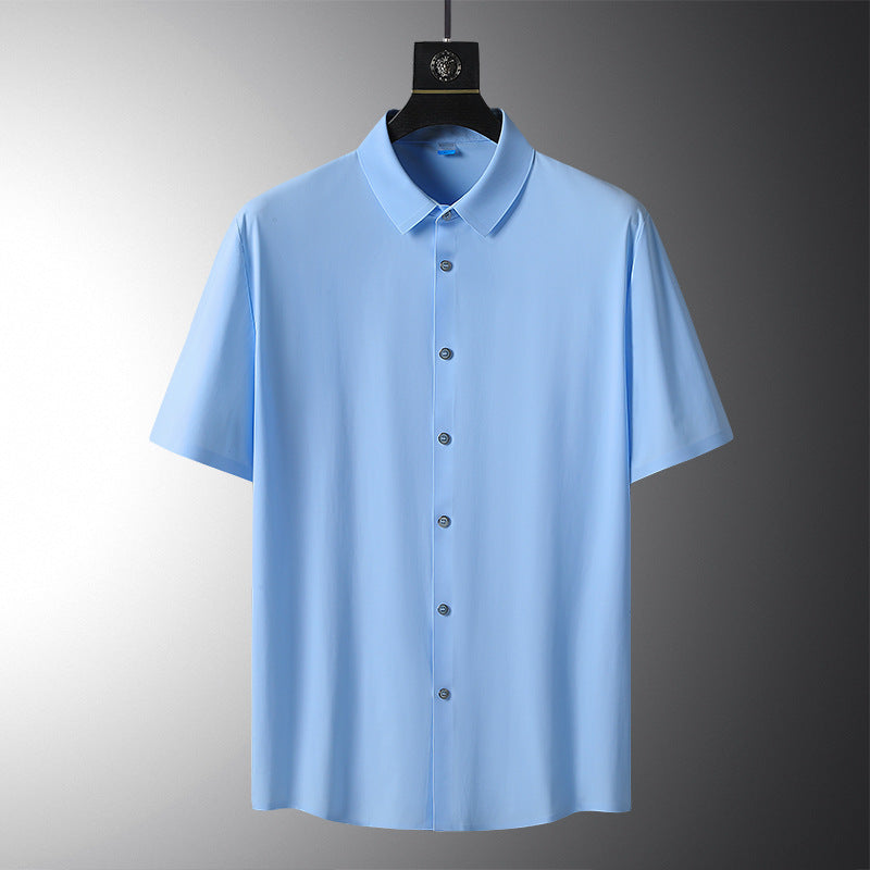 Camicia azzurra a maniche corte su sfondo grigio, design classico con colletto e bottoni, ideale per moda estiva e abbigliamento casual maschile.