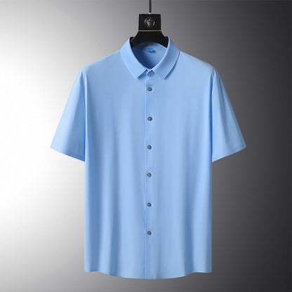 Camicia azzurra a maniche corte su sfondo grigio, design classico con colletto e bottoni, ideale per moda estiva e abbigliamento casual maschile.