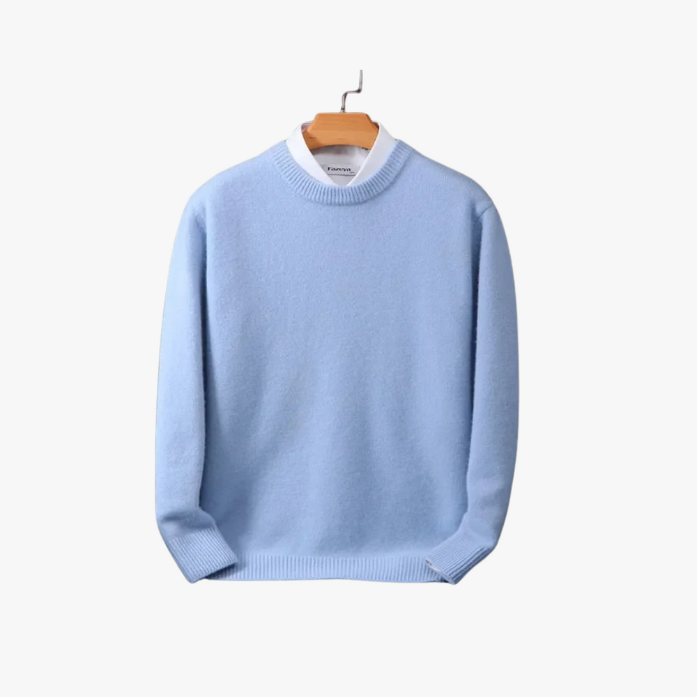 Maglione azzurro in cashmere su gruccia, design classico a girocollo, ideale per moda invernale uomo, abbigliamento elegante e casual.