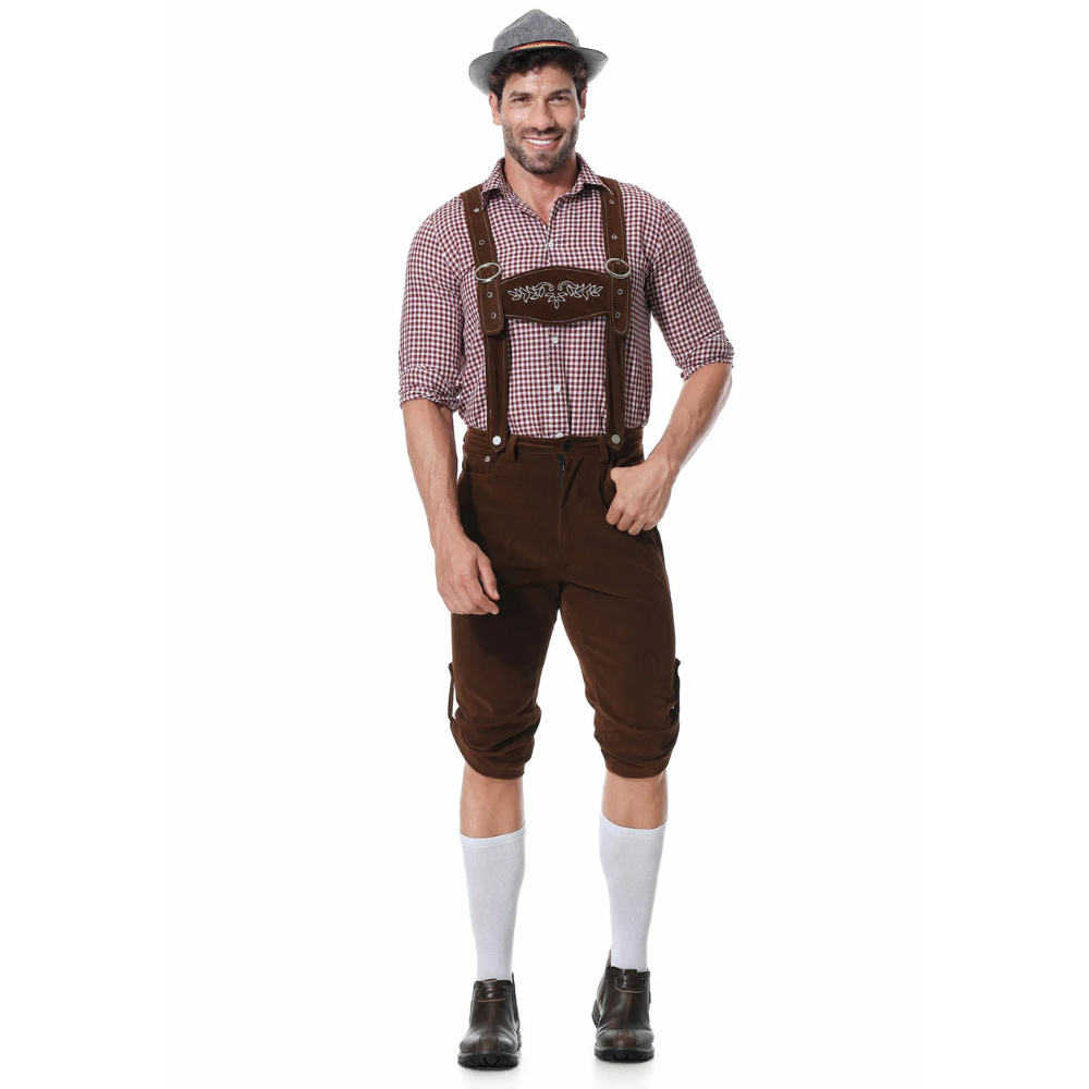 Uomo in abbigliamento tradizionale bavarese, indossa lederhosen marroni, camicia a quadri rossi e bianchi, cappello grigio, calze bianche e scarpe scure.