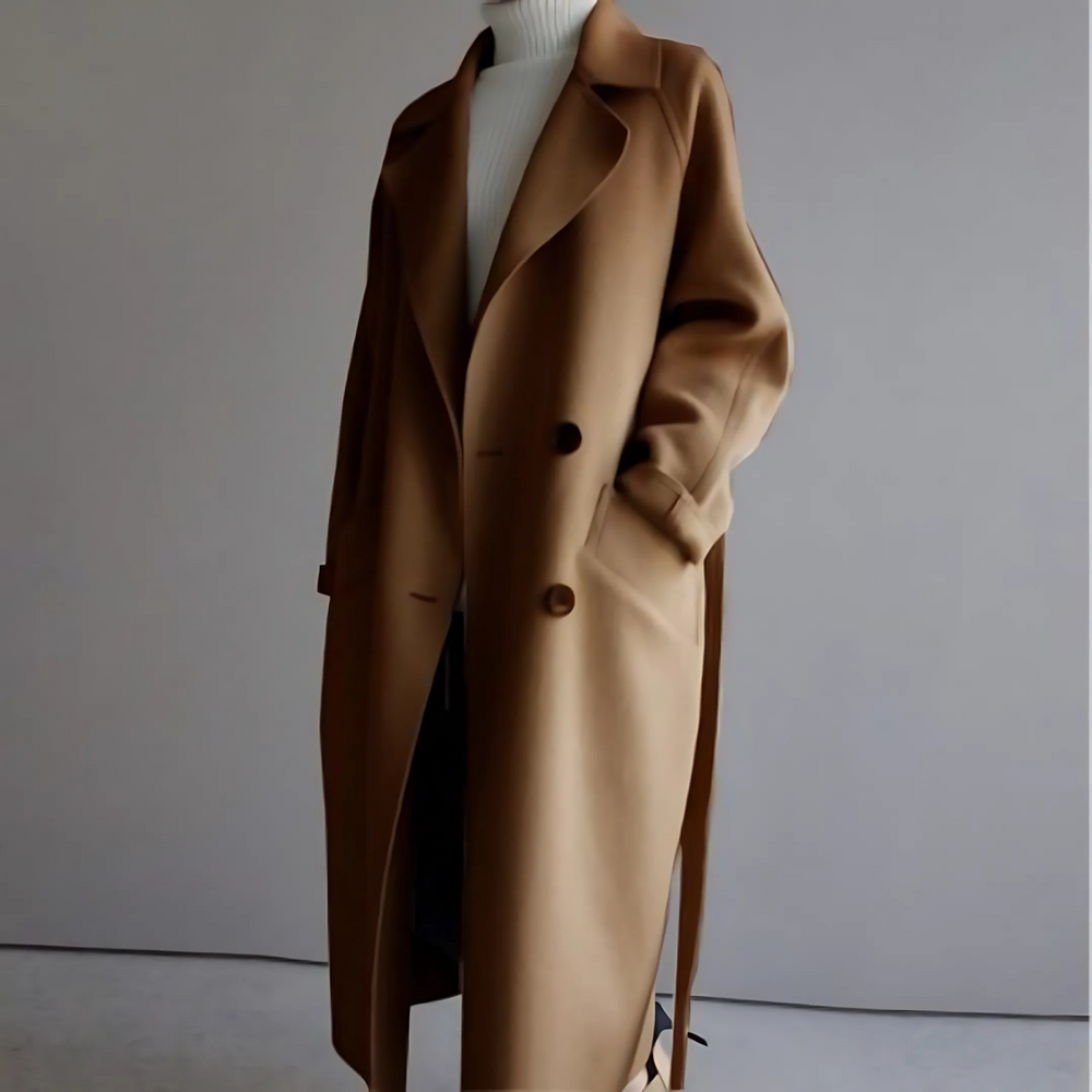 Cappotto lungo marrone elegante, stile minimalista, indossato su maglione bianco a collo alto. Moda autunnale, abbigliamento invernale chic.