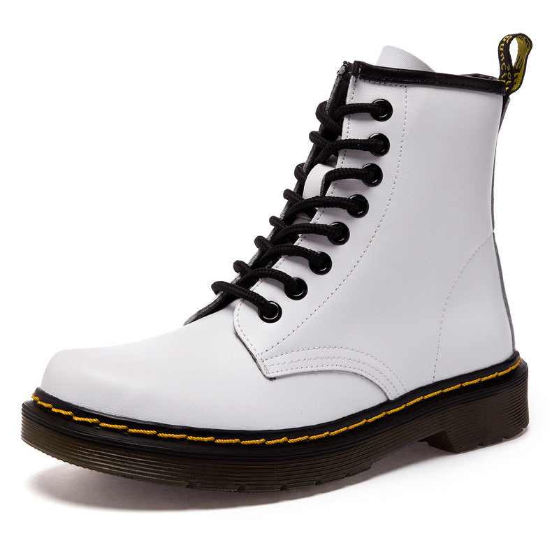 Stivale Dr. Martens bianco in pelle, con lacci neri e cuciture gialle, suola robusta. Iconico design punk, moda urbana, calzature resistenti.