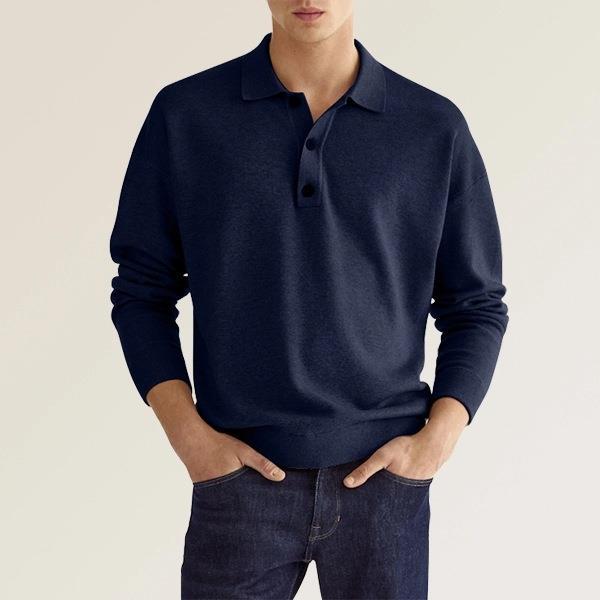 Maglione uomo blu scuro con colletto, abbinato a jeans. Moda casual elegante, abbigliamento maschile autunno-inverno, stile moderno.
