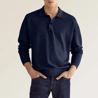 Maglione uomo blu scuro con colletto, abbinato a jeans. Moda casual elegante, abbigliamento maschile autunno-inverno, stile moderno.
