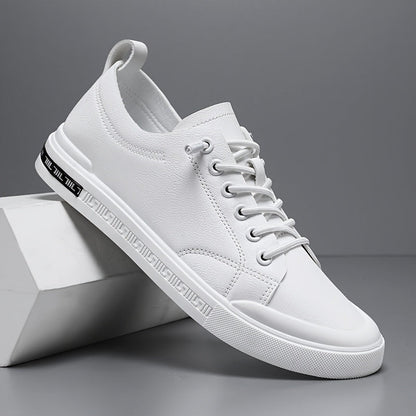 Herresneakers med snørebånd, glat overdel og PVC-sål – polstret indersål