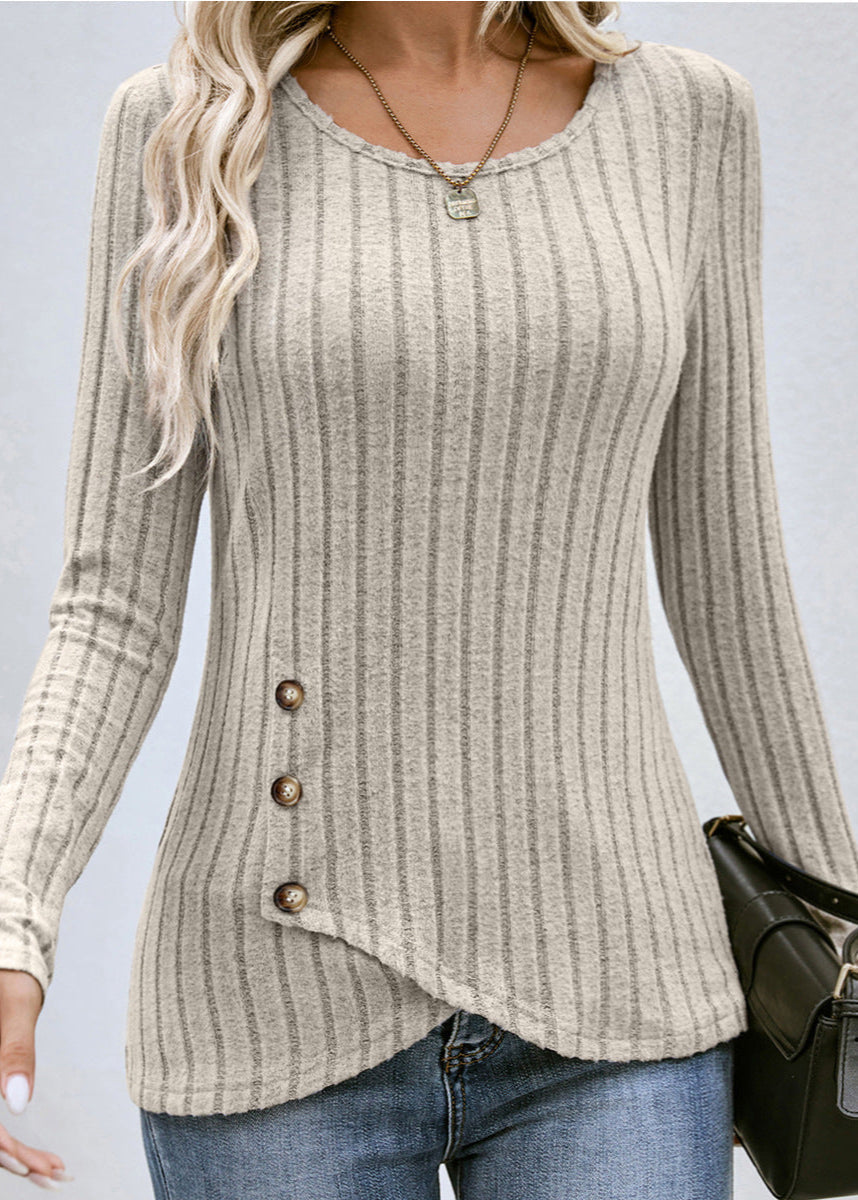 Maglia a righe beige con bottoni decorativi, indossata da una donna con jeans. Stile casual elegante, perfetto per l'autunno.