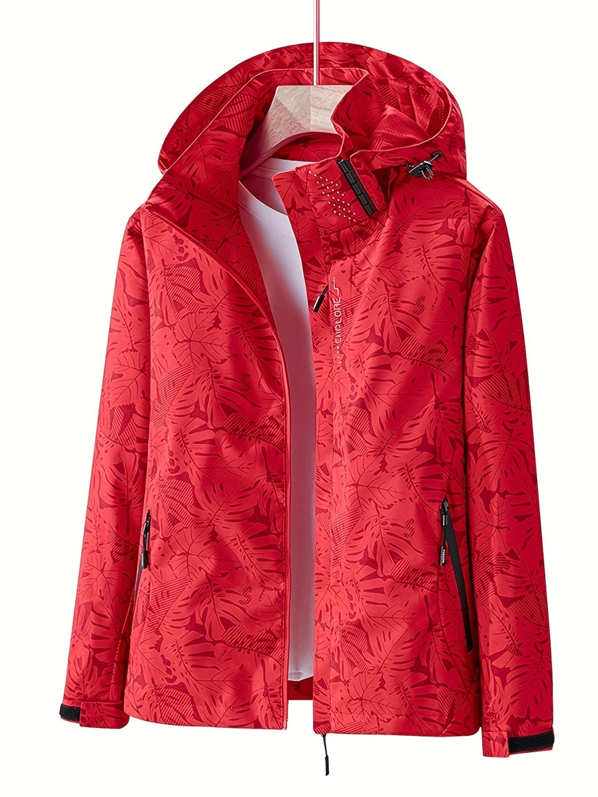 Giacca a vento rossa con cappuccio, motivo foglie, zip frontale, tasche laterali, appesa su gruccia. Abbigliamento outdoor impermeabile.