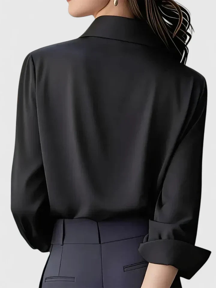 Camicia nera elegante in seta, vista posteriore, con maniche lunghe arrotolate. Moda donna, abbigliamento formale, stile sofisticato.