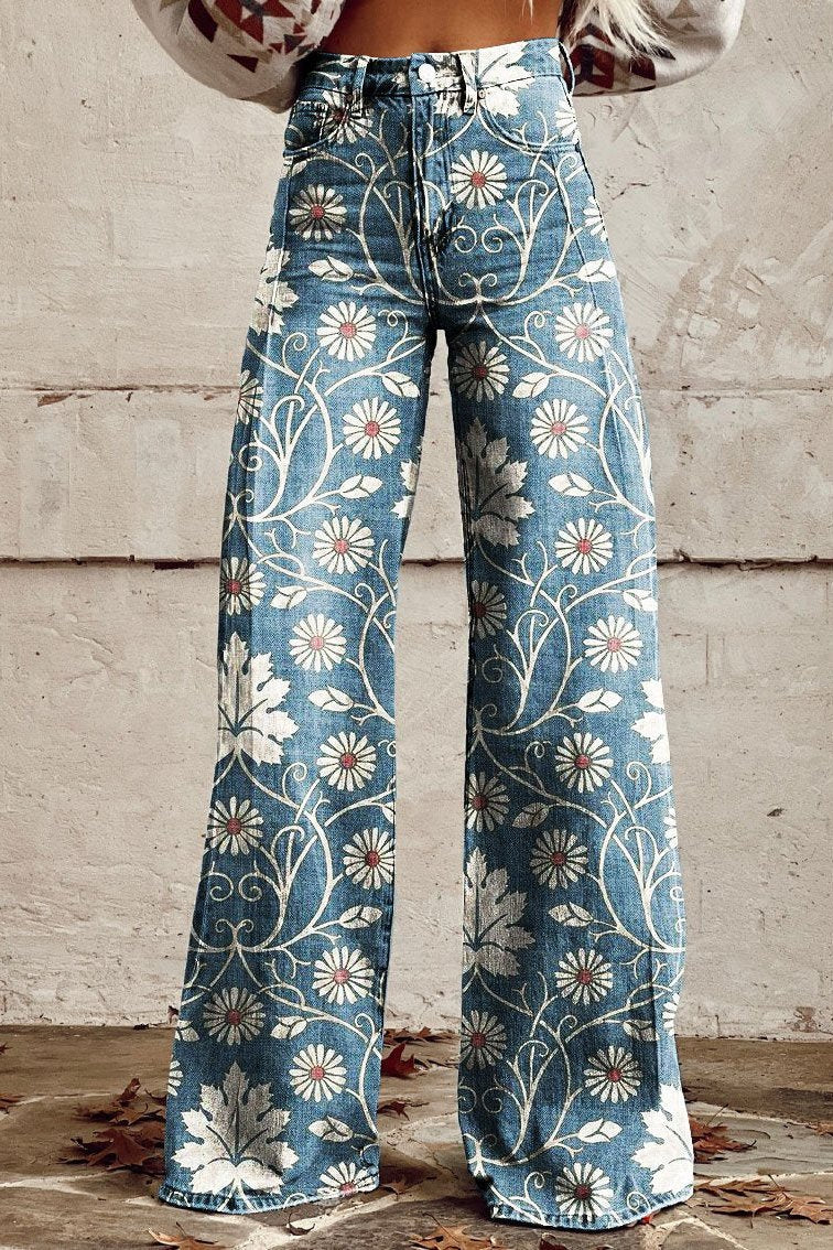 Jeans a zampa d'elefante in denim blu con stampa floreale bianca e rossa, moda vintage anni '70, stile boho chic, sfondo muro bianco.