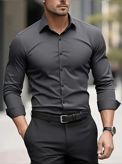Uomo in camicia grigia elegante e pantaloni neri, cammina in città. Moda maschile, abbigliamento formale, stile urbano.