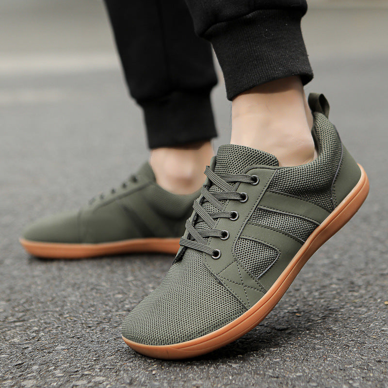Sneakers til mænd med flyknit, bred pasform, flad sål og åndbart meshdesign.