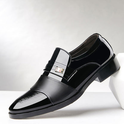 Scarpa elegante da uomo in pelle nera lucida con fibbia decorativa, design moderno, suola robusta. Ideale per abbigliamento formale e cerimonie.