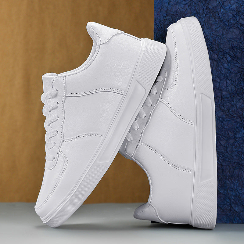 Scarpe da ginnastica bianche su sfondo colorato, design minimalista, suola in gomma, perfette per moda casual e sportiva.
