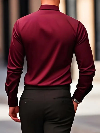 Camicia uomo elegante bordeaux, vista posteriore, abbinata a pantaloni neri. Moda maschile, abbigliamento formale, stile sofisticato.