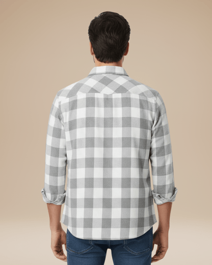 Camisa de hombre a cuadros con botones, corte cómodo, cuello con solapas y mangas largas.