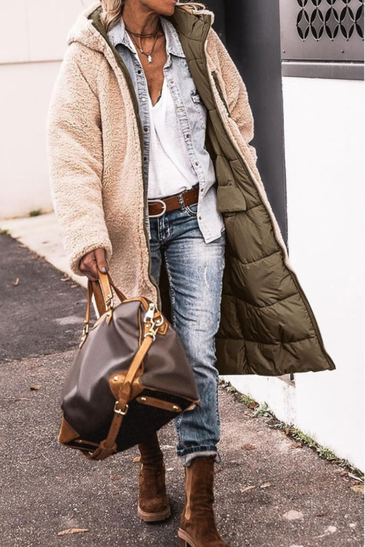 Donna con cappotto in pelliccia sintetica beige, camicia di jeans, jeans strappati, stivali marroni e borsa in pelle marrone. Moda autunnale casual.