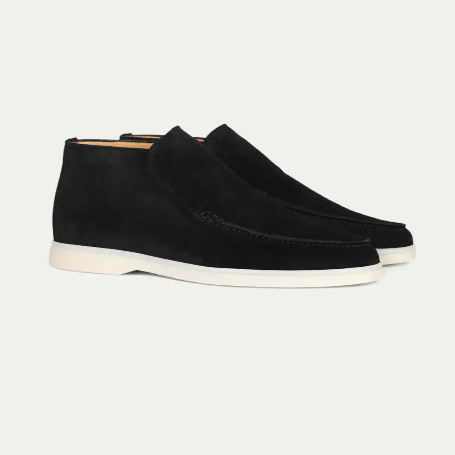Scarpe chukka uomo in pelle scamosciata nera con suola bianca, design elegante e moderno, ideali per look casual e formali.