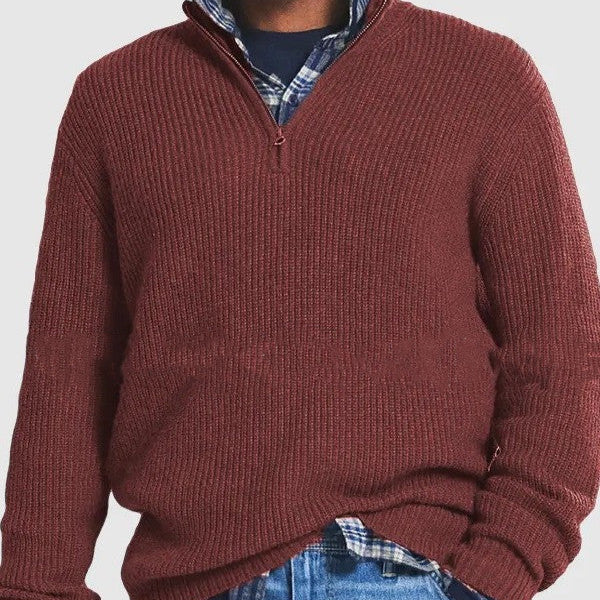 Maglione uomo invernale rosso scuro con zip, indossato sopra camicia a quadri blu e jeans. Moda casual, abbigliamento caldo e confortevole.