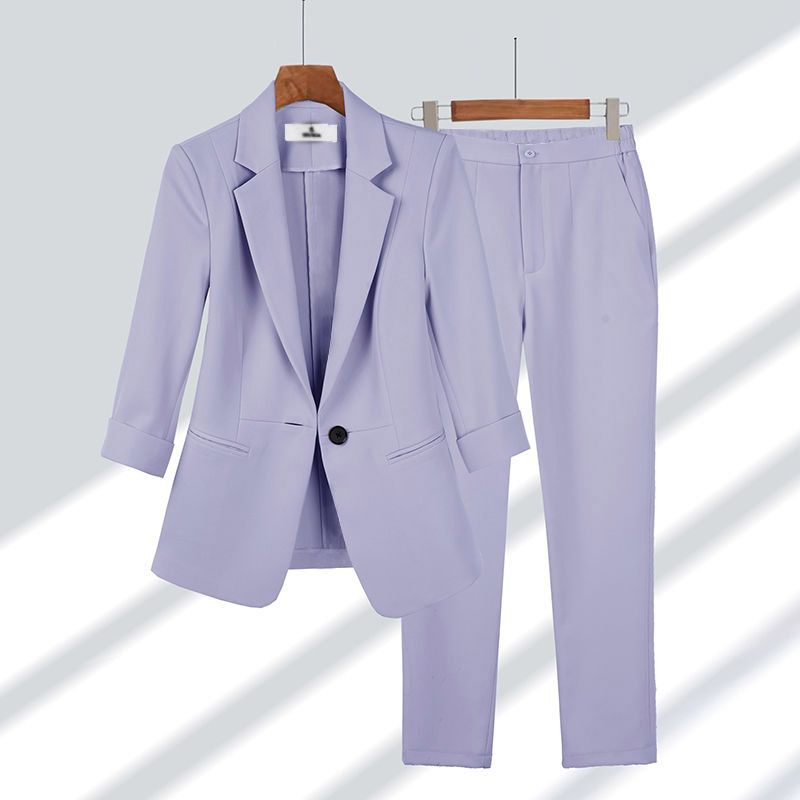 Completo donna elegante color lavanda, giacca e pantaloni abbinati, moda femminile, abbigliamento formale, tendenza 2023.