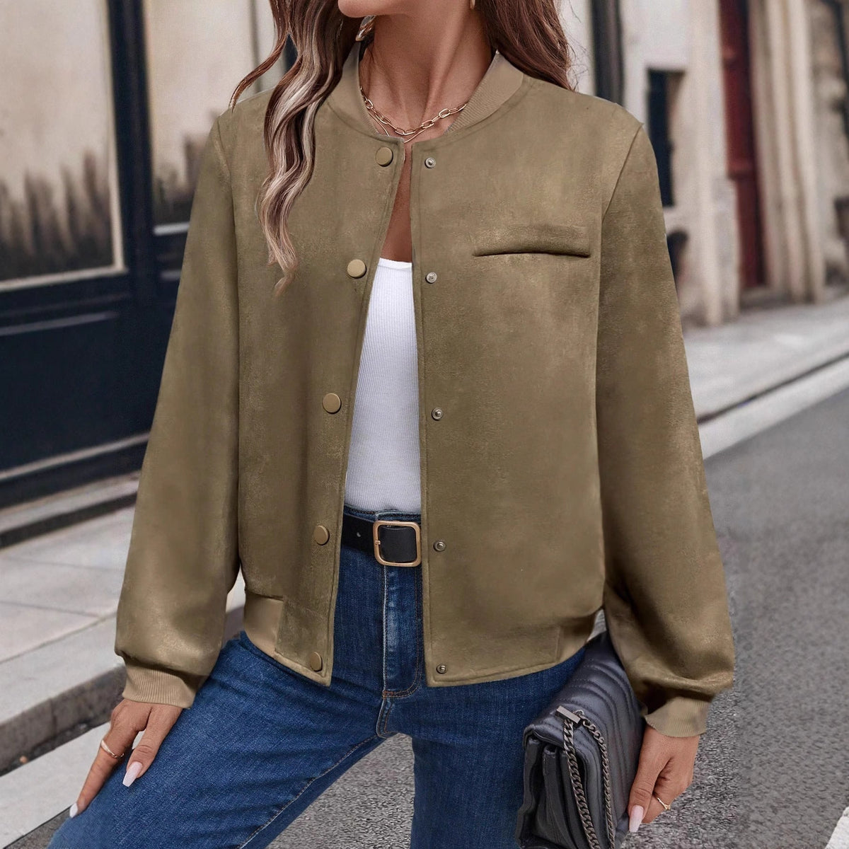 Chaqueta otoñal de mujer con corte regular, mangas largas y diseño trenzado.