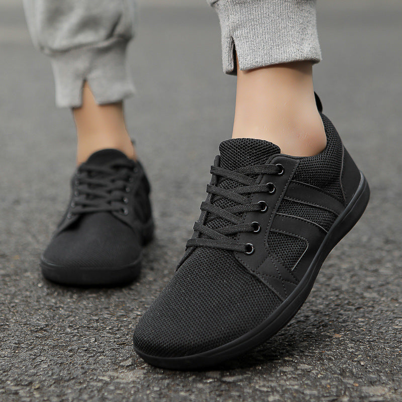 Sneakers til mænd med flyknit, bred pasform, flad sål og åndbart meshdesign.