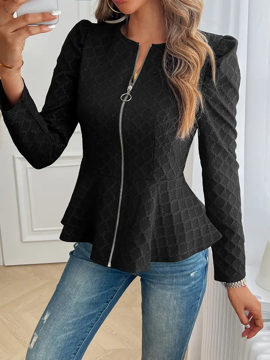 Donna con giacca nera elegante a zip, motivo a quadri, e jeans blu. Moda femminile, abbigliamento casual chic, outfit autunnale.